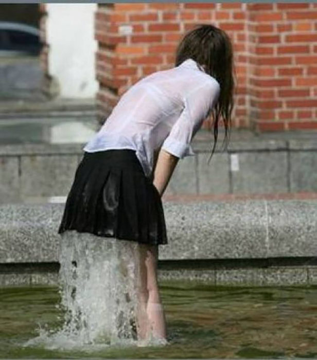 mujer en chapuzon en la fuente