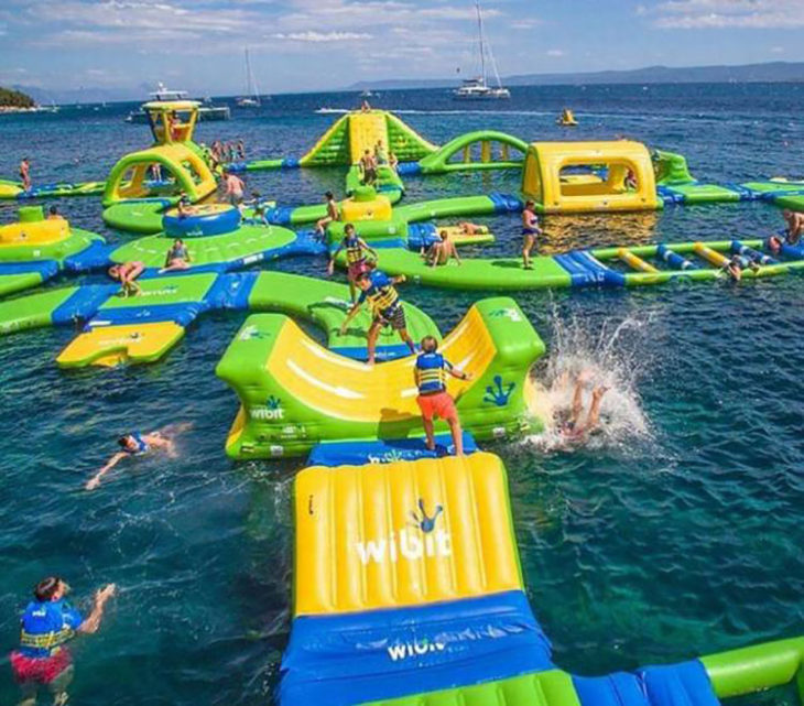 parque acuático con juegos inflables en un lago