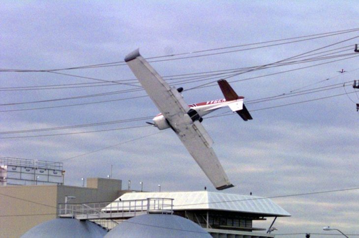 avioneta atorada en cableado