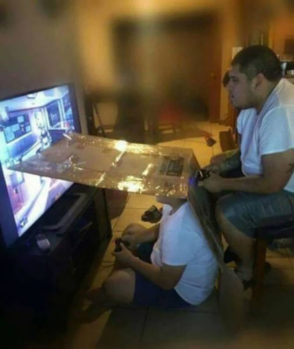 jóvenes jugando videojuegos separados por cartón