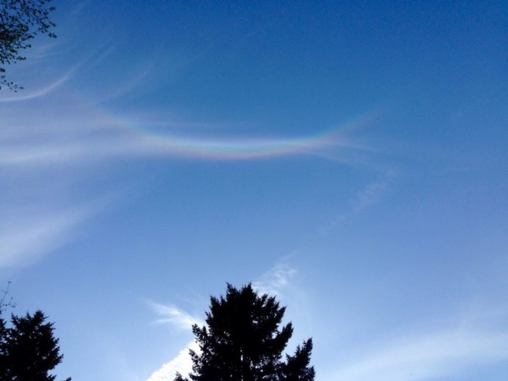 Cielo muestra un arcoíris invertido