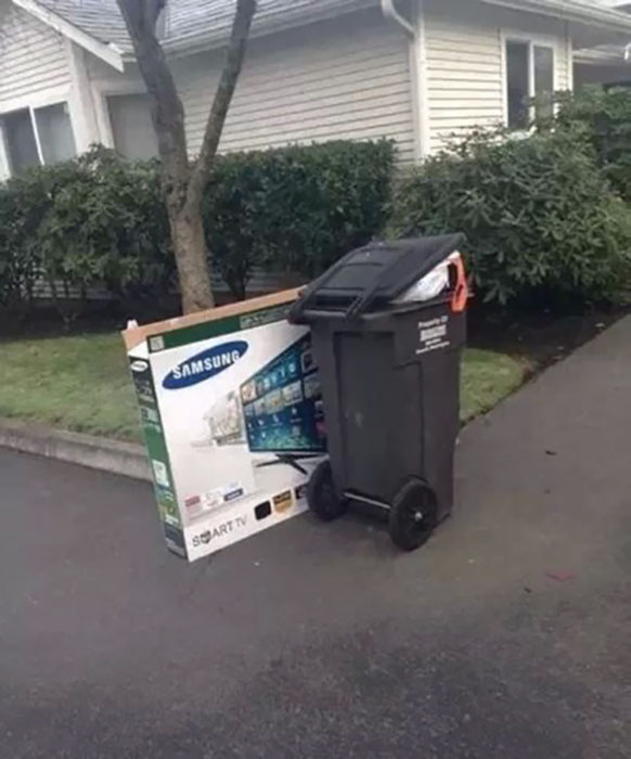 caja de pantalla en la basura