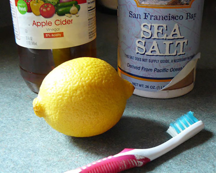 limón, vinagre sal y un cepillo de dientes