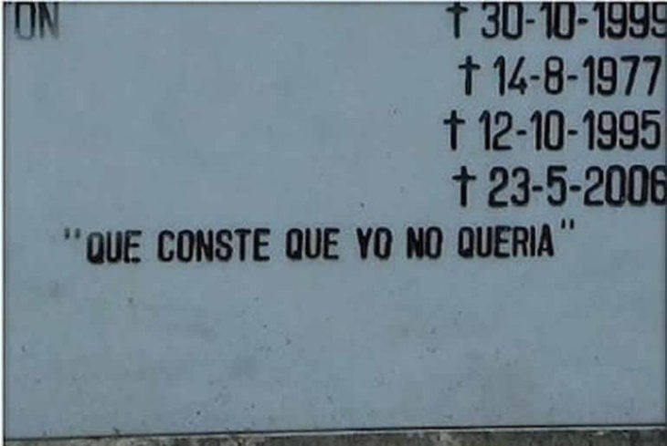 epitafio en tumba que tiene un mensaje cómico