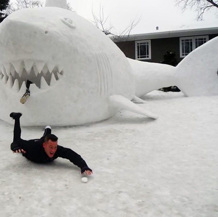 hombre amputado juega con tiburón hecho de nieve