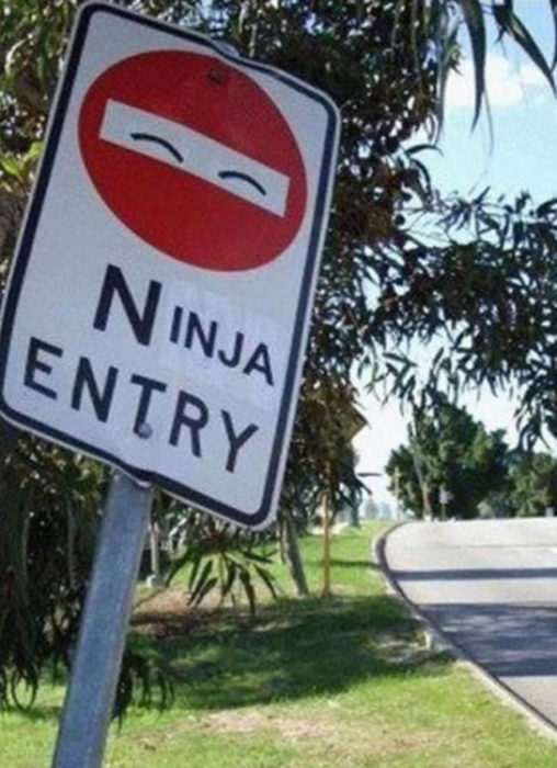 Letrero alterado que parece decir entrada de ninjas