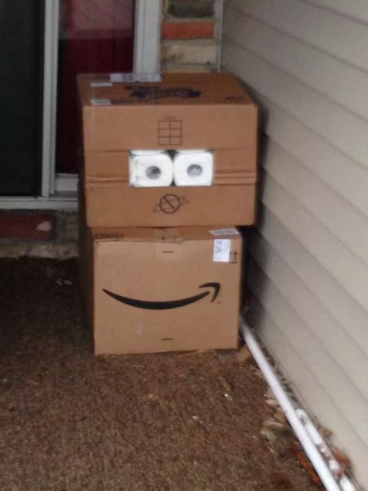 Caja que parece ser una cara sonriente