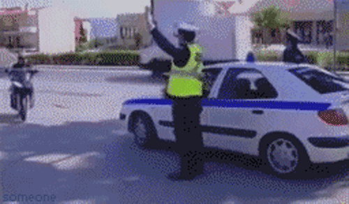 hombre en motocicleta choca las manos con policia