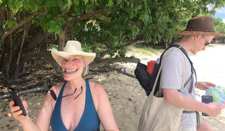 mujer con sonrisa extraña por mala panoramica