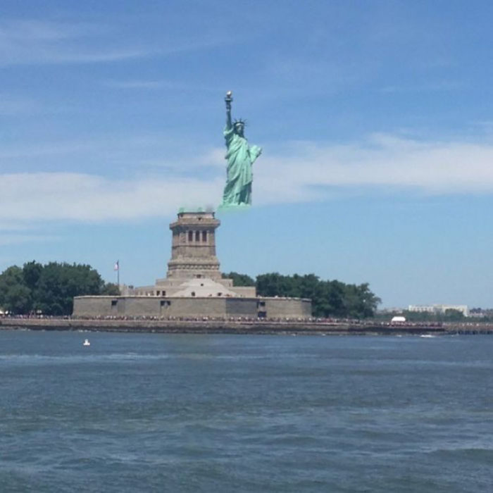 estatua de la libertad alterada por mal movimiento de la camara