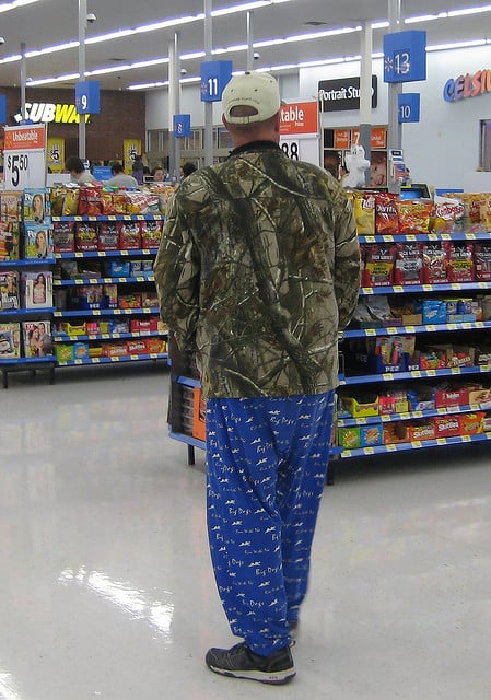 hombre en pantalón pijama