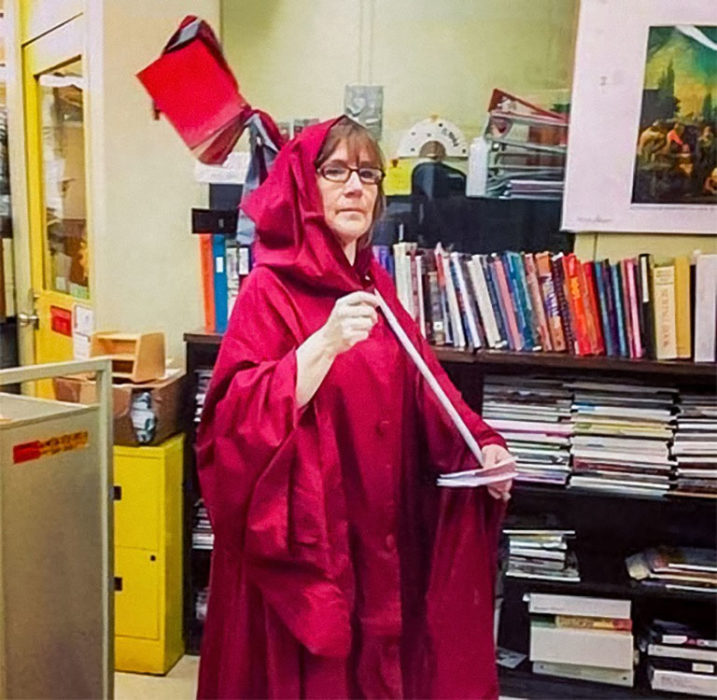 Cuidadora de biblioteca vestida del ángel de la muerte