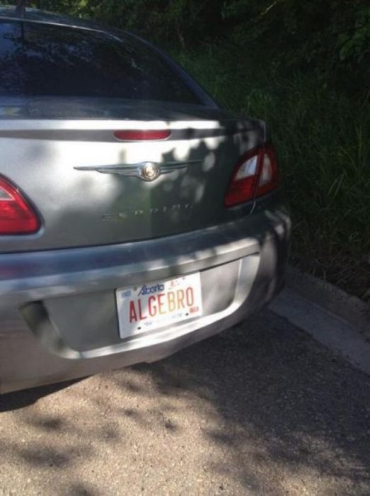 Placa que deja un mensaje de amor al algebra