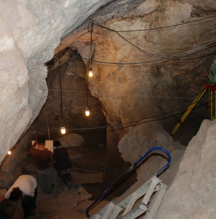 cueva de indicios del canivalismo de hacer muchos años