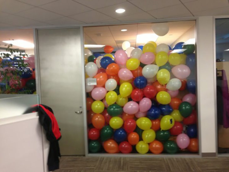 oficina llena de globos