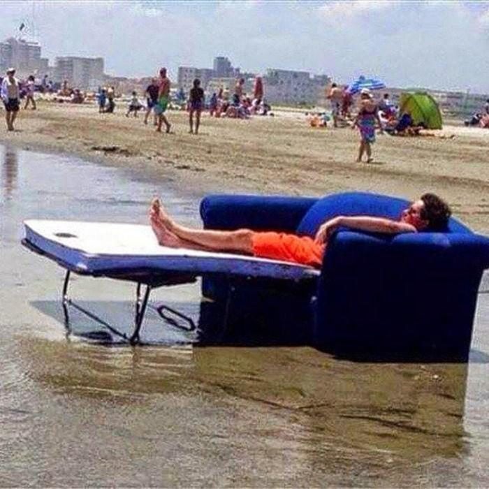 joven en la playa en un sofá cama