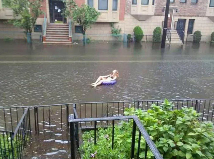 Chica después de la lluvia disfrutando en la calle