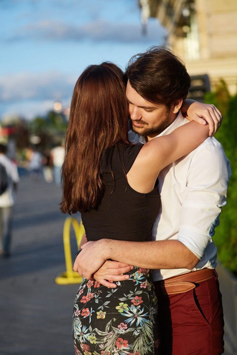 abrazo pareja amorosa