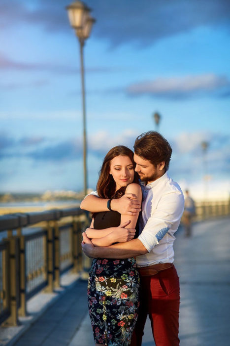 abrazo con la pareja