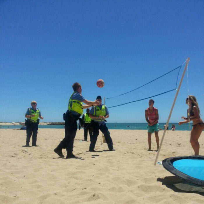 policía jugando volleyball