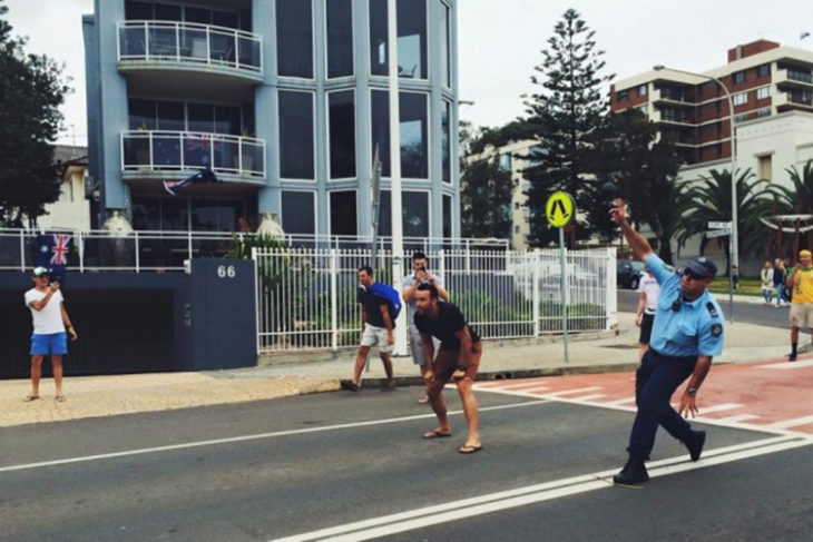 policía jugando volleyball