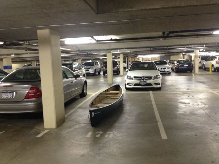 canoa en estacionamiento