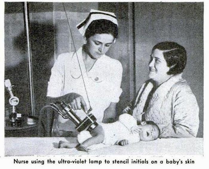 Enfermera con láser en el trasero del bebé