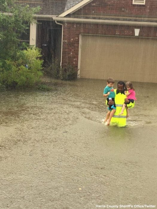 rescata a dos niños houston