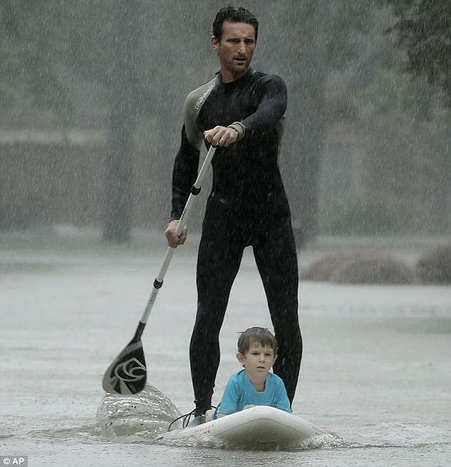 inundacion Houston niño tabla surf