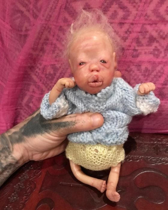 Muñeco bebé con ropa tejida