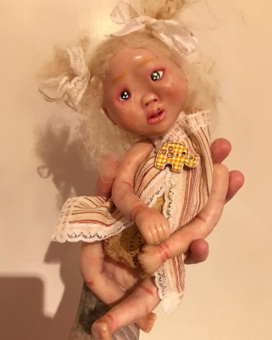 Muñeca con marca en la cara 