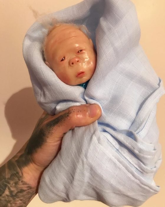 Muñeco bebé con manta azul 
