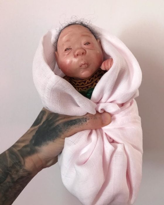Muñeco bebé con manta rosa