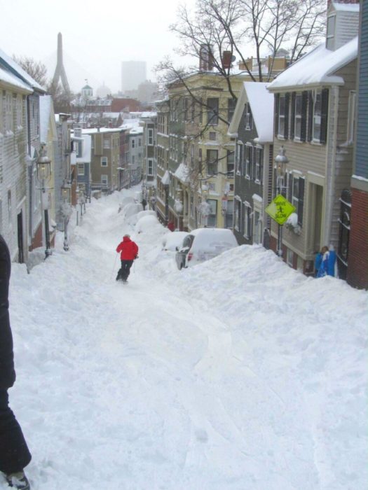 esquiando en calle nevada