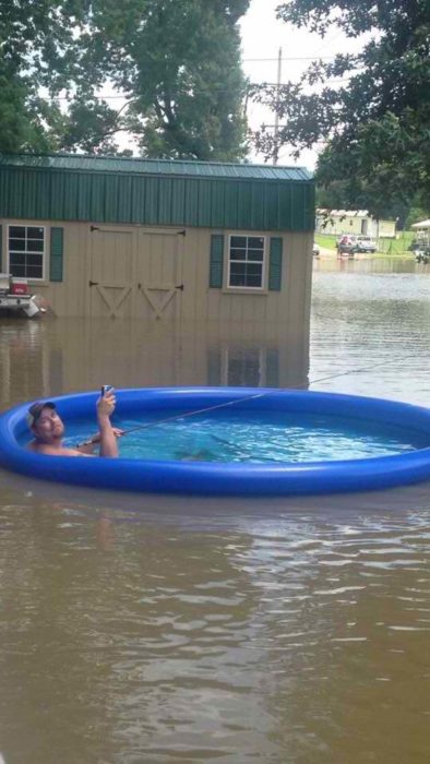 flotando en alberca en medio de inundación