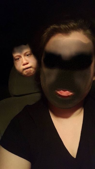 Face swap mujer y fantasma al fondo