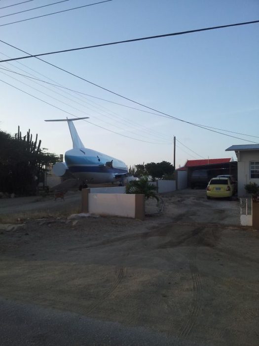 vecino con avión en el patio 