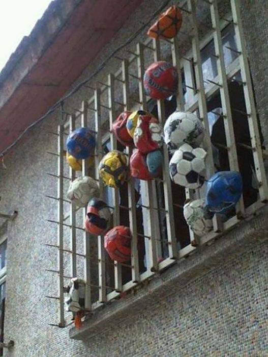 pelotas reventadas en la ventana