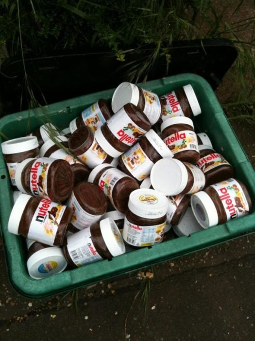 Bote de basura lleno de nutella