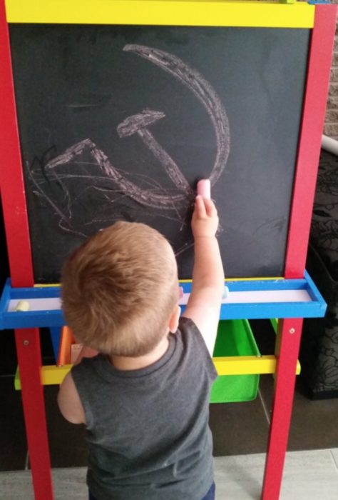 niño dibujando gis