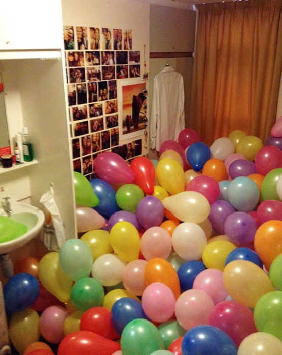 baño broma globos