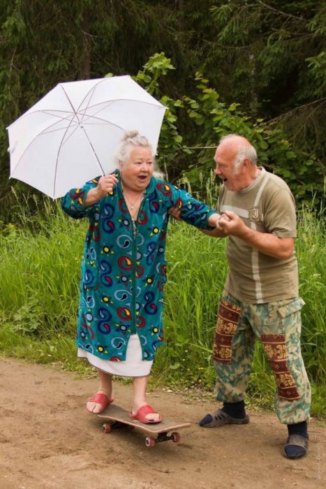 Abuelitos festejando en la lluvia RecreoViral.com