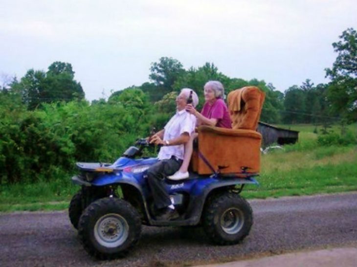 Abuelitos en tractor RecreoViral.com