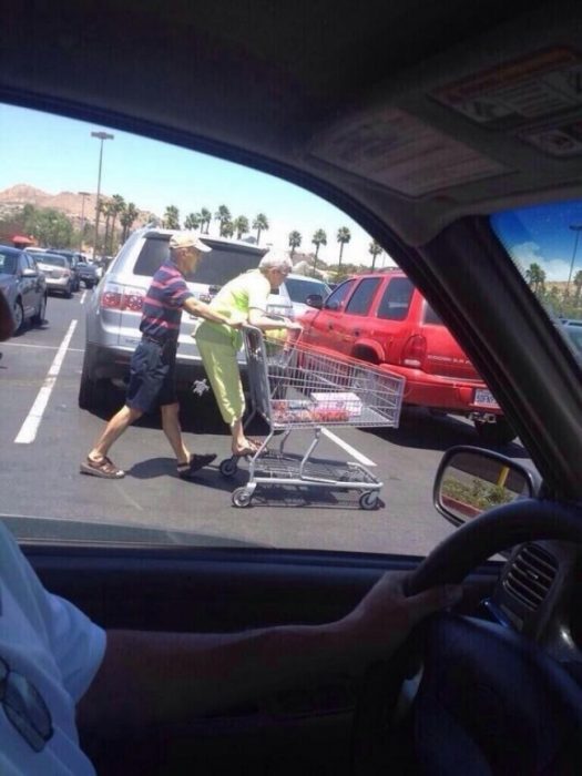 Abuelitos en carrito supermercado RecreoViral.com