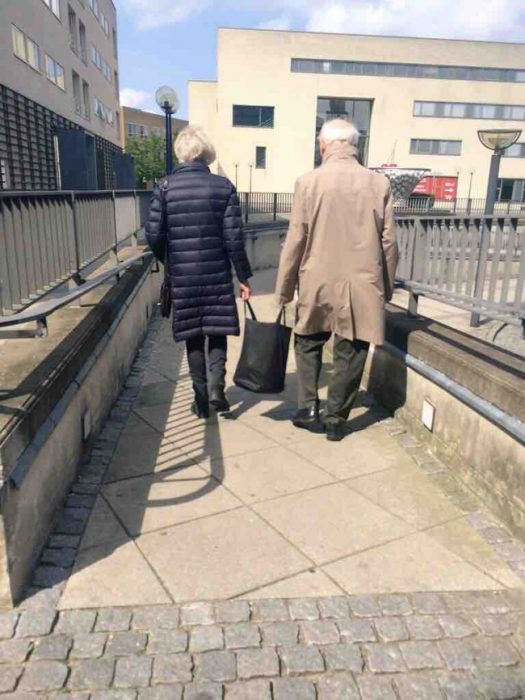  Abuelitos caminando juntos RecreoViral.com