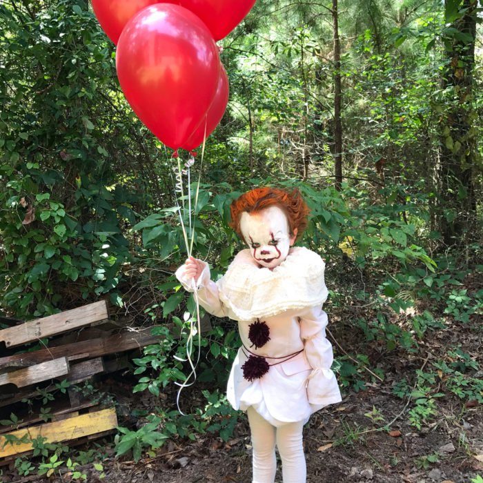 niño eso con globos rojos