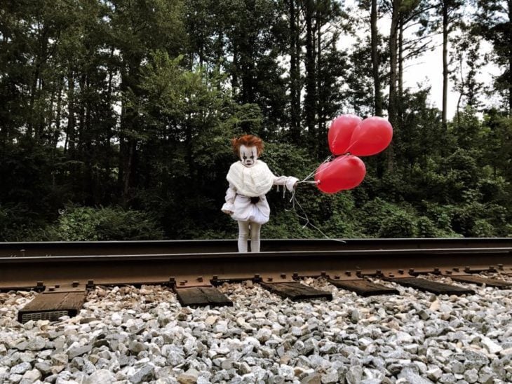 niño disfrazado de eso en las vias del tren