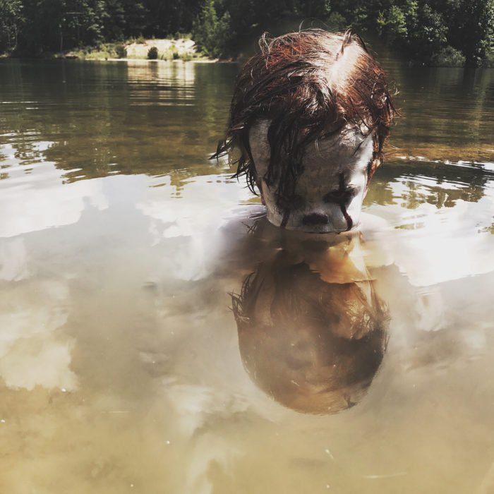 niño eso en el agua