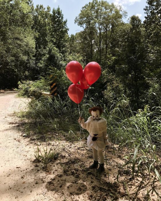 niño eso en el bosque