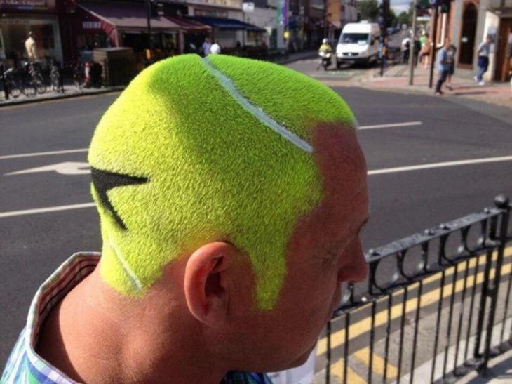 Hombre con cabello de pelota de tennis